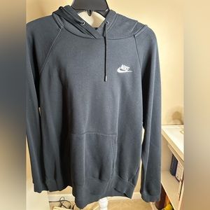 Nike women’s hoodie size L. In great condition.
